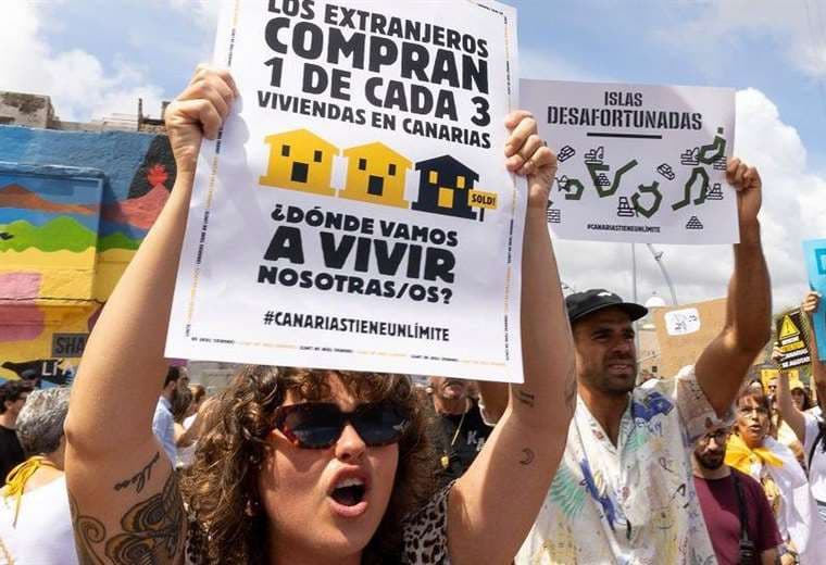 "Canarias tiene un límite": multitudinarias protestas contra turismo masivo en las islas