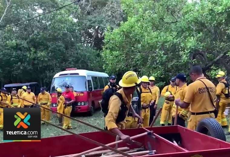 Bomberos luchan contra cinco incendios forestales
