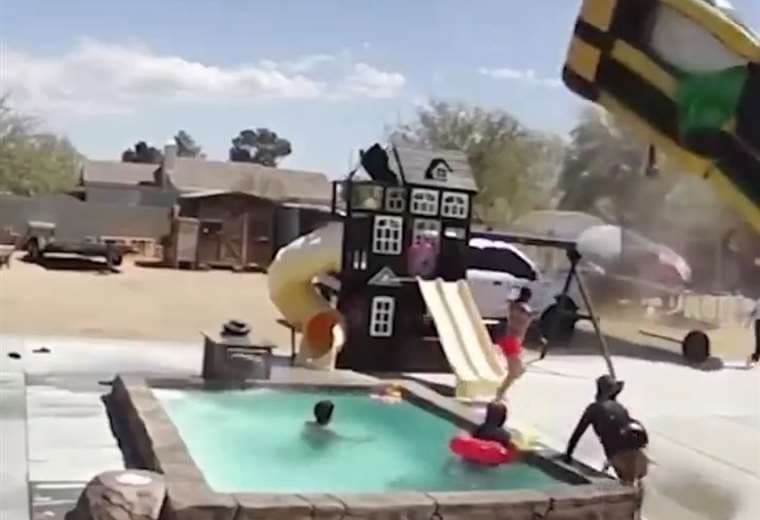 Video: Inflable sale volando en medio de fiesta infantil