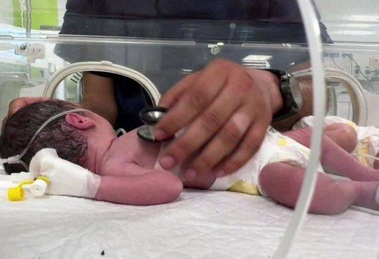 Bebé de Gaza rescatada con vida del vientre de su madre muerta en ataque de Israel