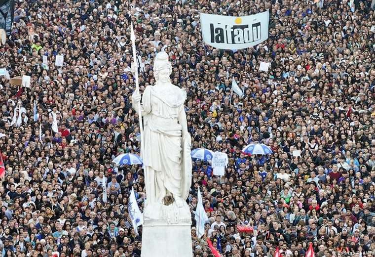 Miles marchan en defensa de universidad pública en Argentina