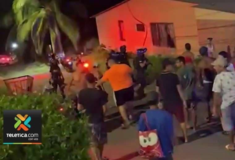 Video: Policías atacados por vecinos cuando perseguían a motociclista en Limón