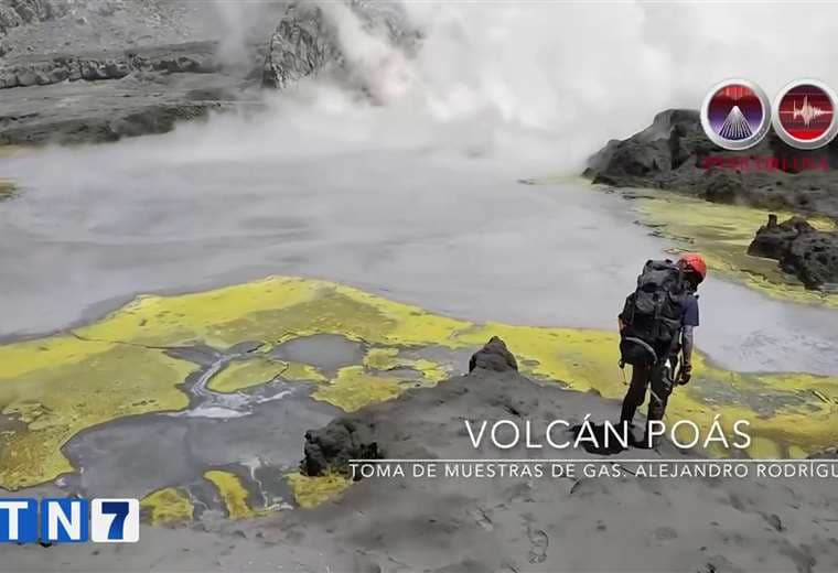 Ovsicori toma muestras del cráter activo del Volcán Poás