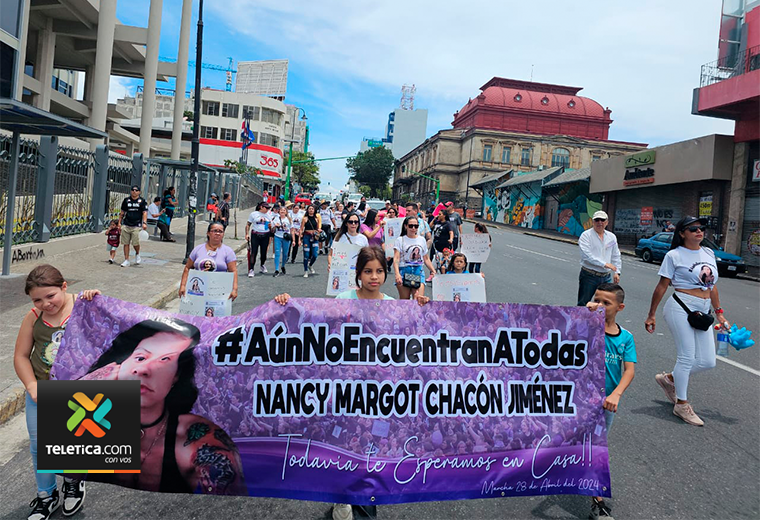 Familiares de Nancy Chacón se unen a marcha por el femicidio de Kimberly Araya