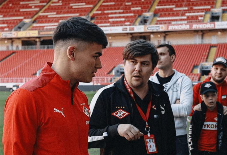 Manfred Ugalde con aficionados del Spartak de Moscú