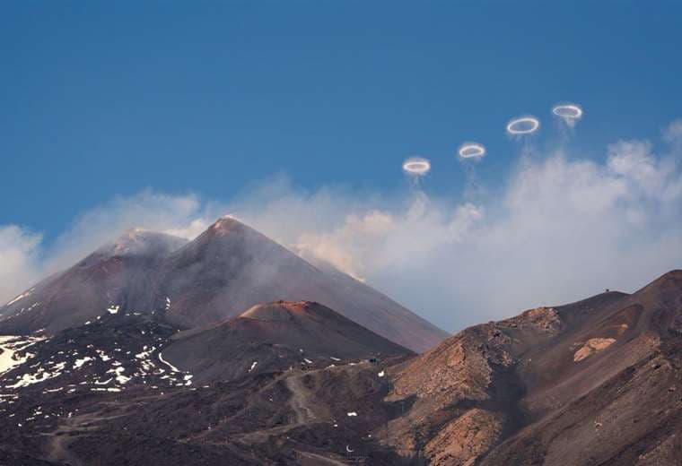 Video: Volcán Etna expulsa extraños anillos de humo