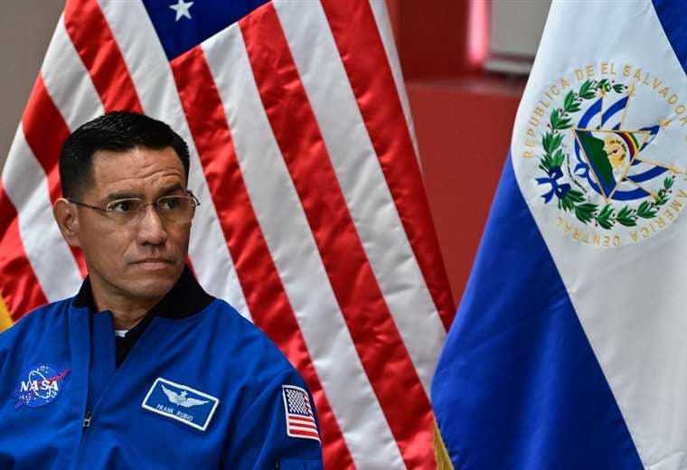 Astronauta salvadoreño de la NASA quiere inspirar a la "juventud del planeta"