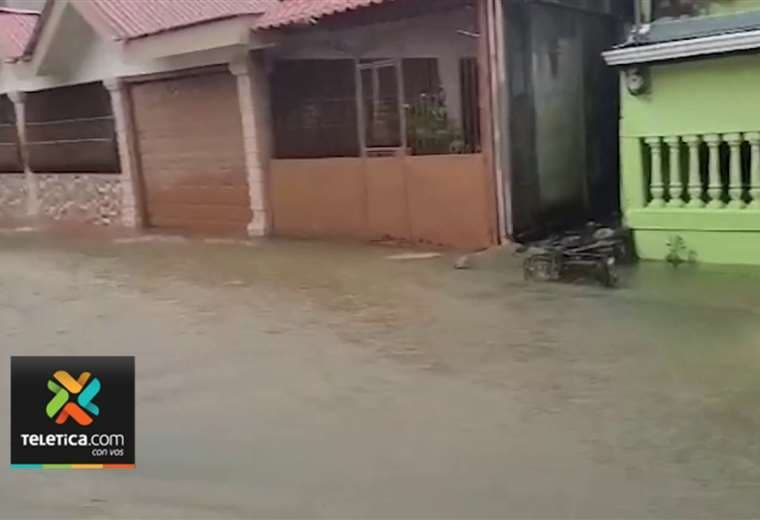 Aeropuerto y varios barrios de Limón inundados tras fuertes lluvias