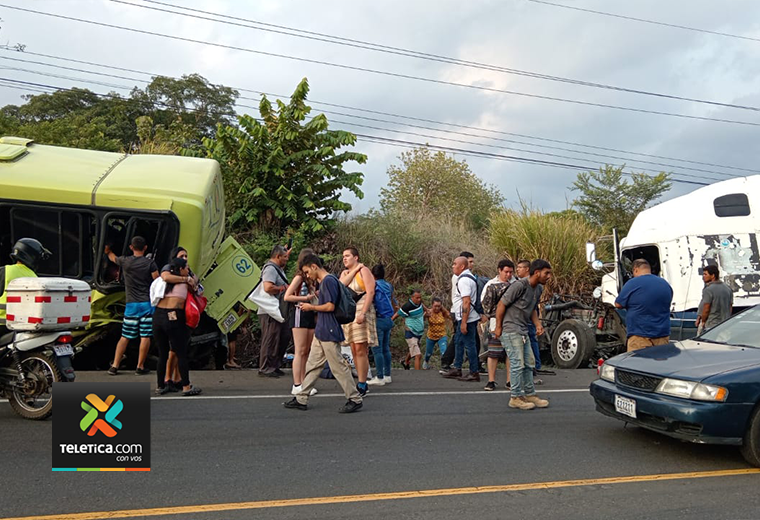 Un muerto y al menos 20 heridos tras choque de tráiler contra bus de Orotina