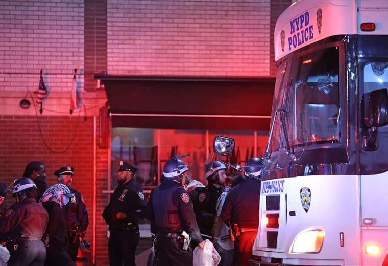 Unos 300 detenidos en intervención policial contra estudiantes en Nueva York