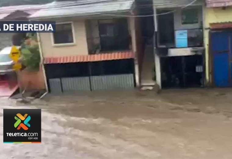Inundaciones tomaron las calles de barrios heredianos
