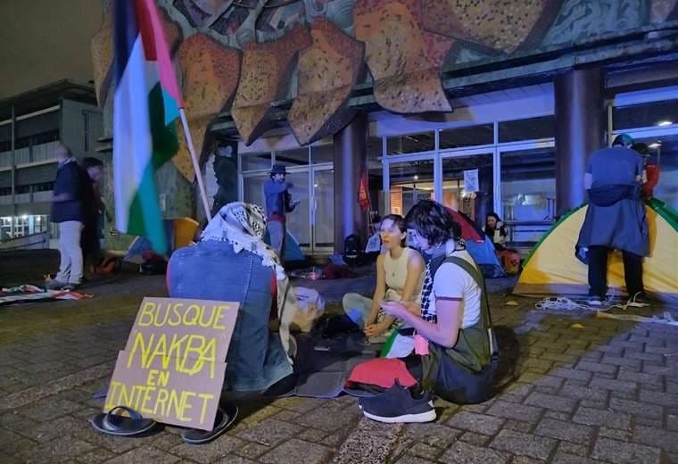 Estudiantes instalan campamento “en solidaridad con Palestina” dentro de campus de UCR
