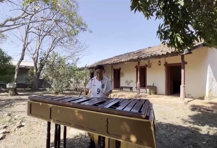 A su corta edad, este amante de la marimba se abre camino en el mundo de la música