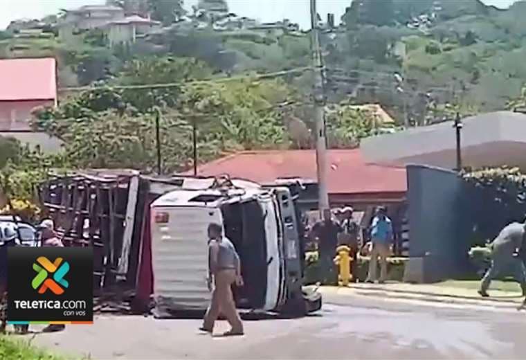 Video: Chofer de camión ganadero se queda sin frenos y vuelca en Alajuela