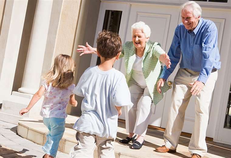 Abuelos que cuidan a sus nietos: establecer límites es la clave