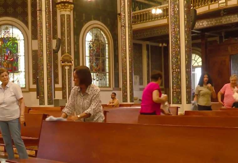 Las manos voluntarias detrás del brillo de la Basílica de Los Ángeles