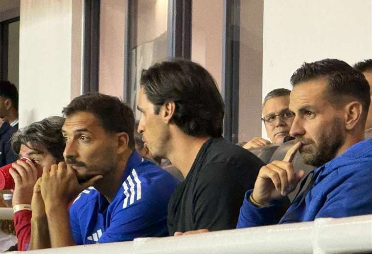 Celso Borges con Bryan y Yendrick Ruiz. Foto: Adrián García