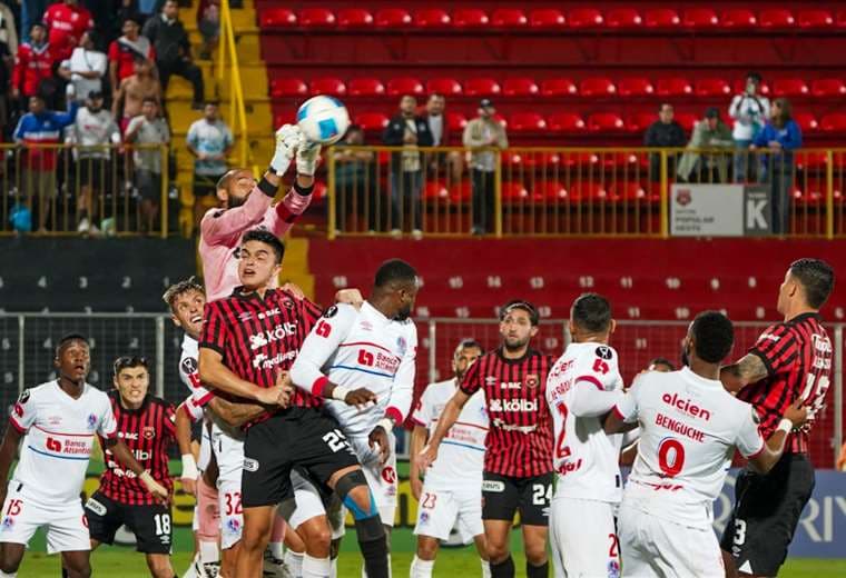 Alajuelense ante Olimpia/Crédito: Juan Manuel Quirós