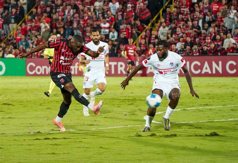 Alajuelense ante Olimpia/Crédito: Juan Manuel Quirós