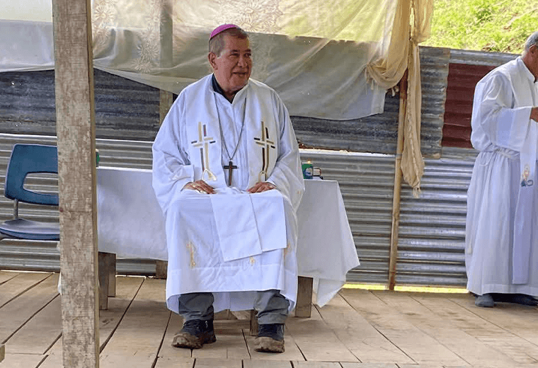 Tras varios días en UCI por infarto, dan de alta a monseñor Javier Román