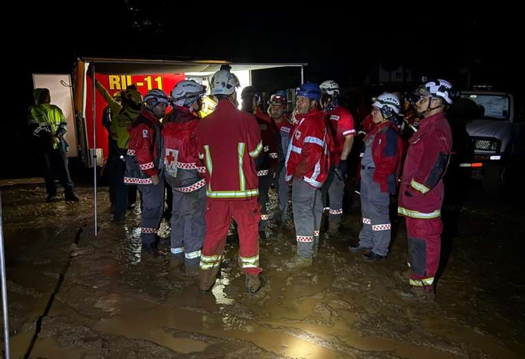 Cruz Roja atendiendo terraplén en San Ramón