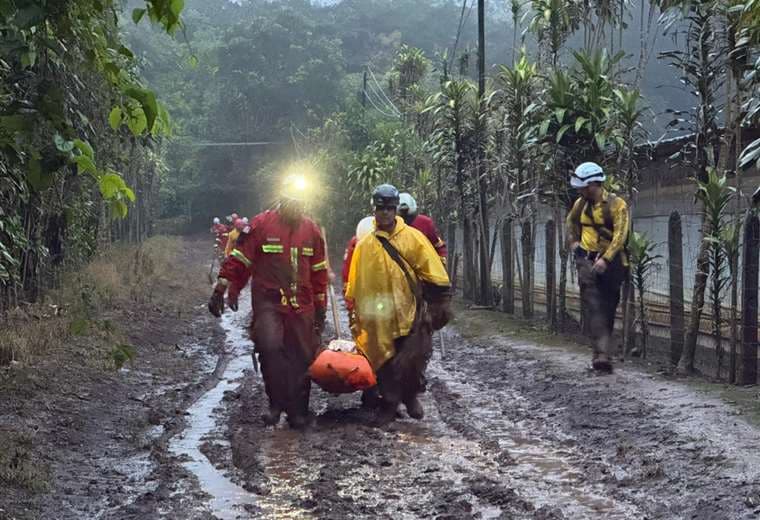 Rescatistas logran sacar cuerpos en la madrugada