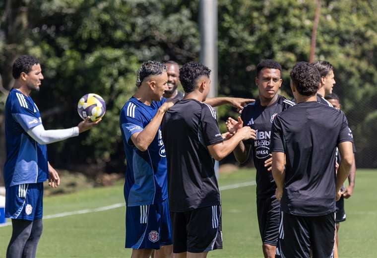 Keylor Navas aconseja a Warren Madrigal|Crédito: Fernando Araya