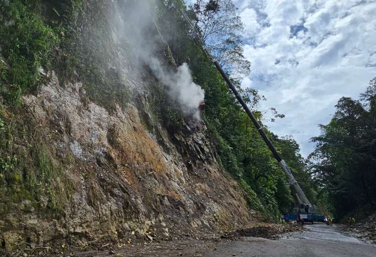 Este miércoles usarán explosivos para “volar” enorme roca en Ruta 32