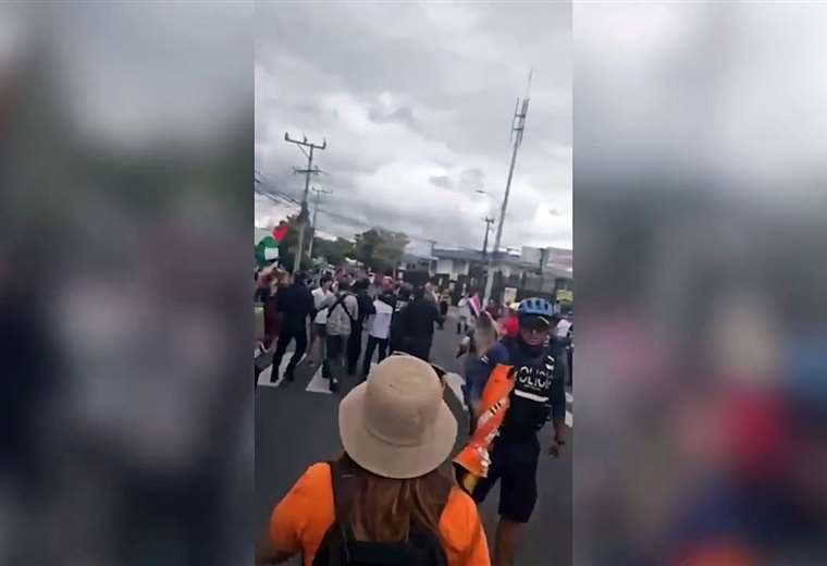 Video: Policía detiene a agricultor en protesta contra Gobierno