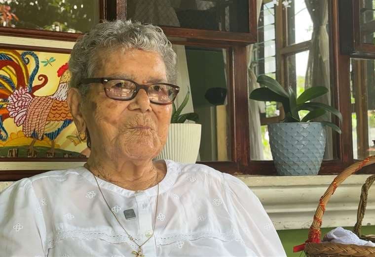 A sus 102 años, domina la "tablet" con la misma calma con la que teje