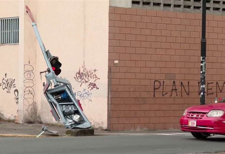 Video: Trailero destruye aguja del tren con su carreta y ahora tendrá que pagar ¢5,5 millones