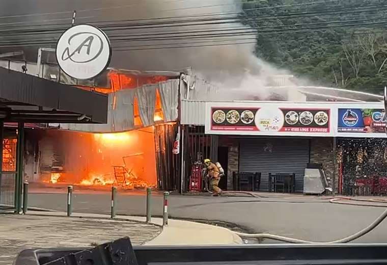 Video: Incendio deja severos daños en minisúper de Puntarenas