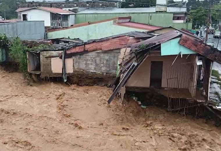 “Se metió el barro como nunca”: vecinos de Pérez Zeledón sufren inundaciones por fuertes lluvias