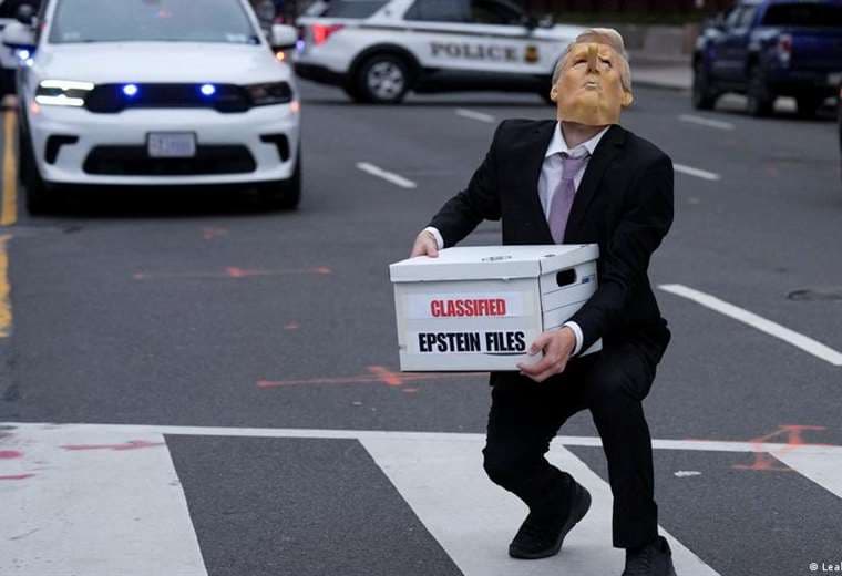 Trump recula y dice apoyar votación sobre archivos Epstein