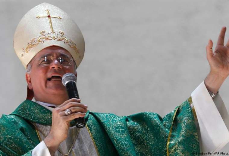 Obispo exiliado critica al "poder autoritario" en Nicaragua