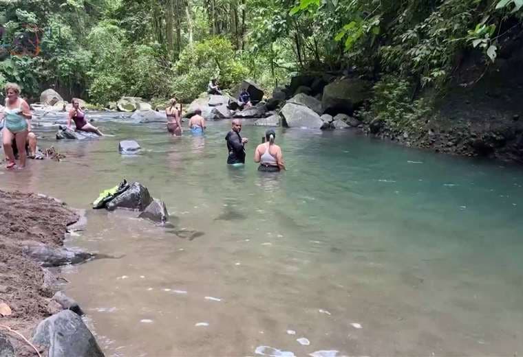 La joya oculta de La Fortuna: una playa dentro del río que pocos han visto
