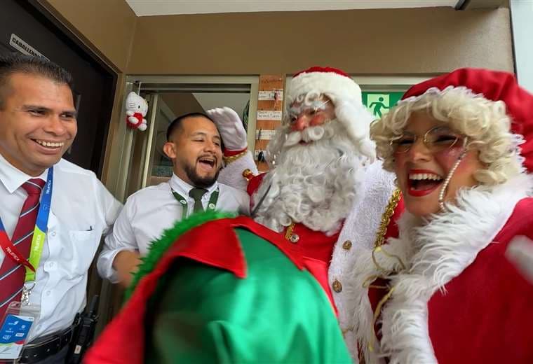 Una visita de Santa convirtió los pasillos de Teletica en un pequeño refugio de infancia