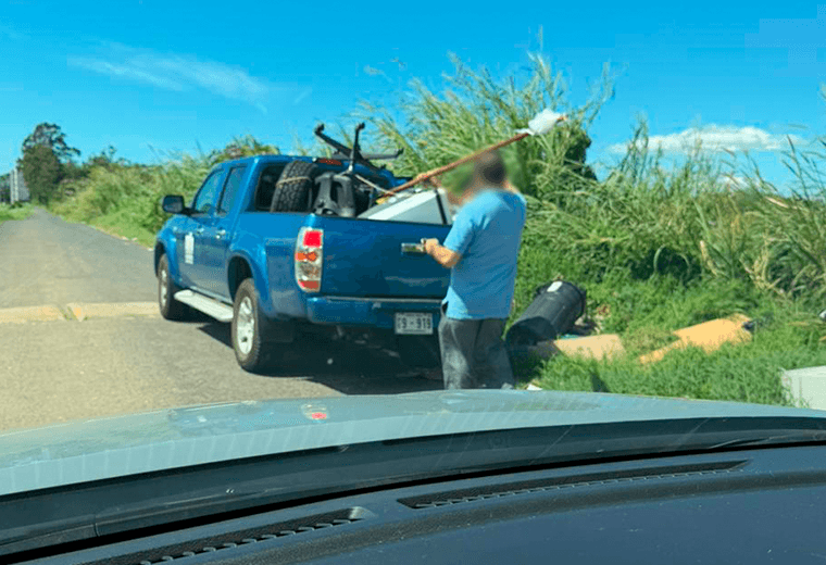 Investigan si carro de Hacienda fue utilizado para botar basura en lote baldío