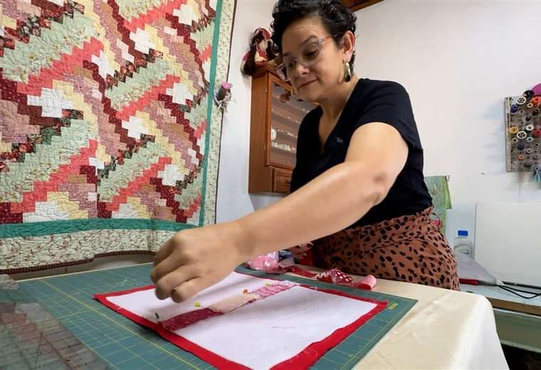 Esta emprendedora encontró en la costura un refugio, un sustento y una misión