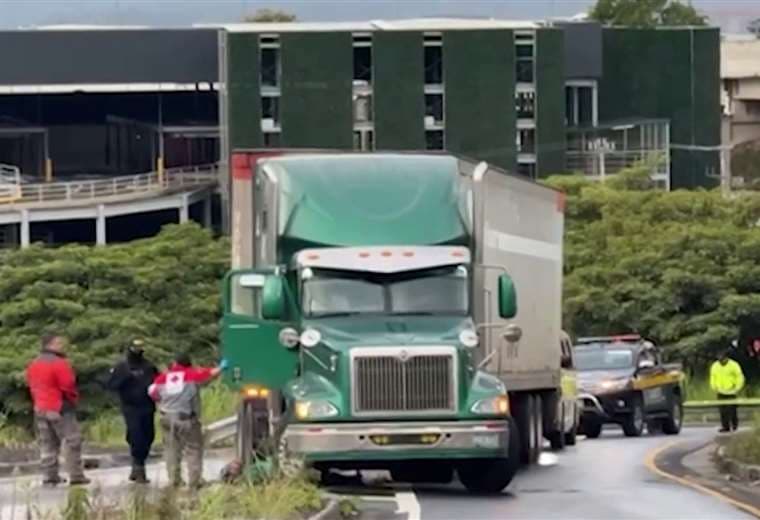 Motociclista muere tras ser arrollado por camión en Circunvalación Norte