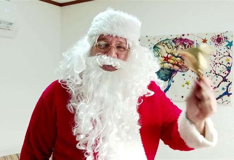 Psicólogo se viste de Santa para apoyar fiesta navideña de niños con parálisis cerebral