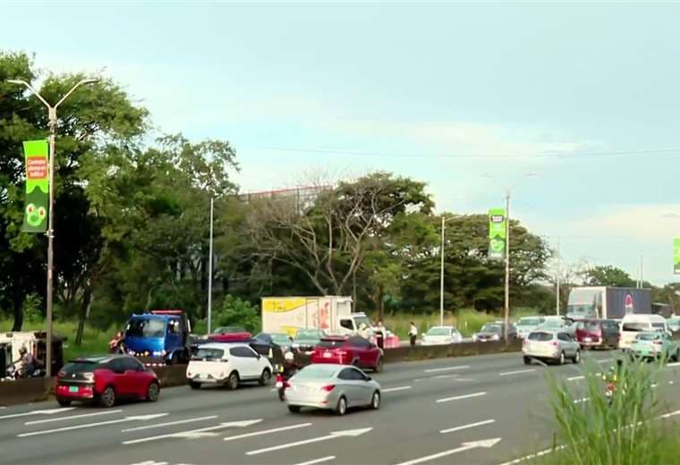 Congestionamiento vial por vuelco de camión en General Cañas