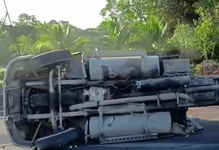 Accidente mortal en la Ruta 32: vuelco de tráiler deja dos fallecidos