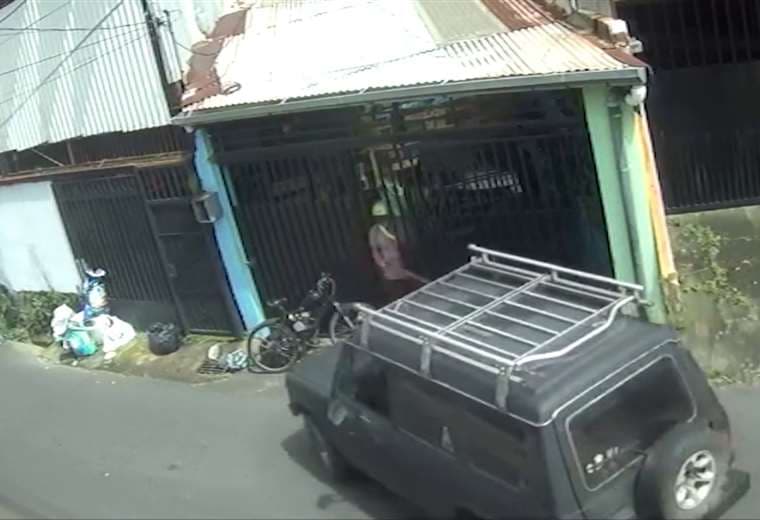 Video: Conductor intentó agredir a un adulto mayor con un perro, una llave de ranas y hasta con el carro