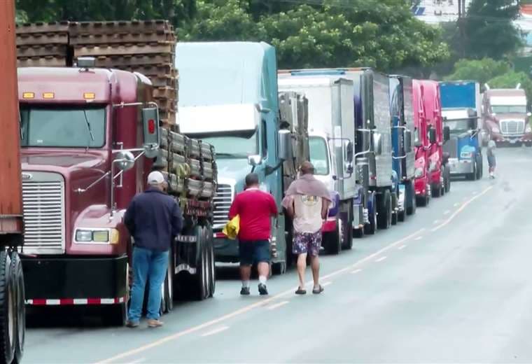 Exportadores preocupados por millonarias pérdidas tras cierre de Ruta 32