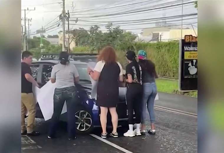 Manifestación de cuidadores frente a Casa Presidencial casi termina en atropello