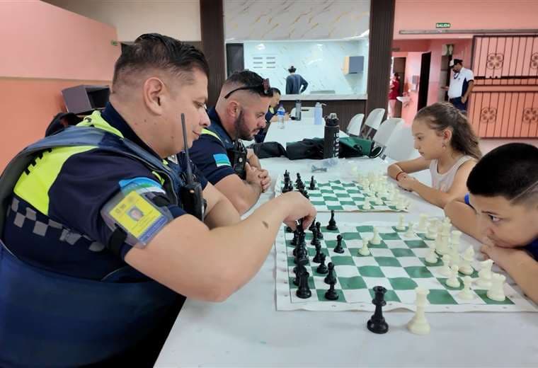 Policías que también cantan, pintan y curan las calles