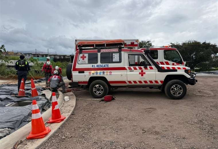 Hombre cae a hueco de siete metros en Heredia y Cruz Roja emprende complejo rescate