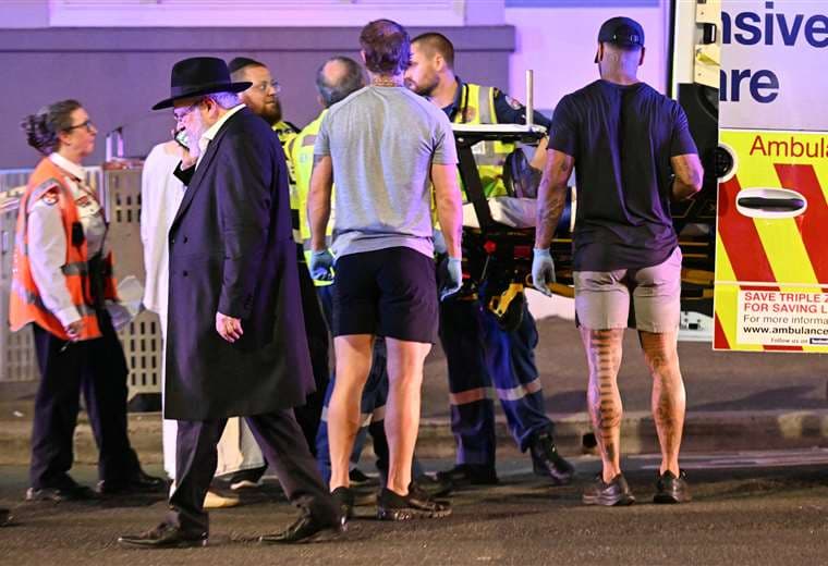 Dos hombres mataron a 11 personas durante una festividad judía en una playa de Australia