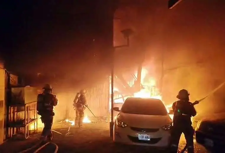 Cámara capta valentía de bomberos al combatir incendio en San Sebastián